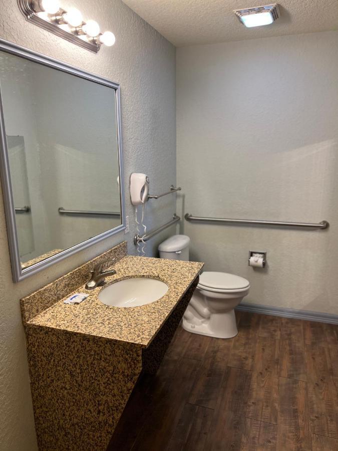 Hotel Bien Venido Pearsall Dış mekan fotoğraf